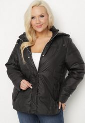 Czarna Pikowana Kurtka z Odpinanym Kapturem i Kieszeniami Vilbia. Czarne kurtki Born2be, plus size, bez wzorów, z jeansu, eleganckie. Za 219.99 zł.