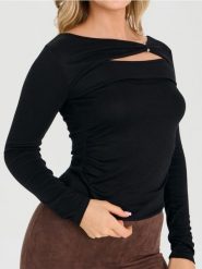 Wiskozowa bluzka z ozdobnym dekoltem - czarny. Czarne bluzki Sinsay, l, bez wzorów, z wiskozy, bez kołnierzyka, bez ramiączek. Za 35.99 zł.