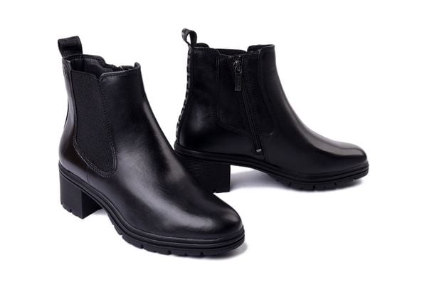 TAMARIS 1-25456-43 001 black, botki damskie. Czarne botki Tamaris, bez wzorów, bez obcasa, na obcasie, bez zapięcia. Za 305.44 zł.