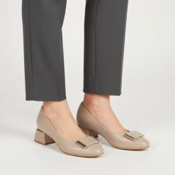 Czółenka damskie Armodo, cholewka skóra naturalna gładka klasyczny fason stabilny obcas metalowa ozdoba z przodu jednolita forma miękkie wykończenie. Brązowe czółenka Armodo, z aplikacjami, ze skóry, biznesowe, bez obcasa, na obcasie, bez zapięcia. Za 379.00 zł.