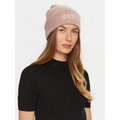 Czapka Guess. Czerwone czapki zimowe Guess, z aplikacjami. Za 169.99 zł.