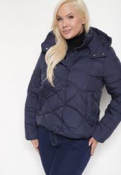 Granatowa Pikowana Kurtka z Kieszeniami i Kapturem z Możliwością Odpięcia Nikigala. Niebieskie kurtki Born2be, plus size, bez wzorów, z jeansu, eleganckie. W wyprzedaży za 216.99 zł.