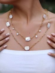 Pierres de Jade Pozłacany naszyjnik z elementami ozdobnymi - dł. 45 cm rozmiar: onesize. Białe naszyjniki Pierres de Jade, z materiału, z perłą, pozłacane. Za 60.99 zł.