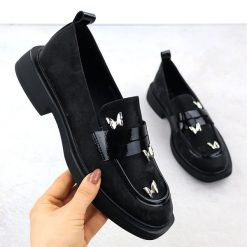 Półbuty damskie lordsy z motylkami czarne Potocki SZ12650. Czarne półbuty wsuwane z aplikacjami, ze skóry, bez obcasa. W wyprzedaży za 228.69 zł.