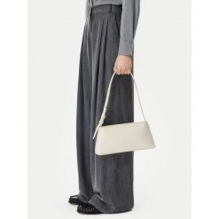 Torebka Calvin Klein. Białe torebki klasyczne Calvin Klein, bez wzorów, klasyczne, bez dodatków. Za 274.99 zł.