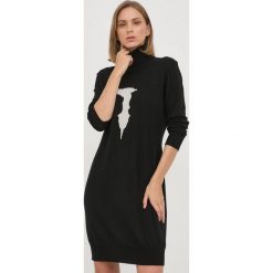 Trussardi sukienka z domieszką wełny kolor czarny mini prosta. Czarne sukienki TRUSSARDI, na co dzień, l, bez wzorów, z dzianiny, bez kołnierzyka, bez ramiączek, maxi, proste. Za 879.99 zł.