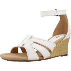 Sandały CLARKS KYARRA JOY Biały. Białe sandały Clarks, bez wzorów, ze skóry, bez obcasa, bez zapięcia. Za 195.99 zł.