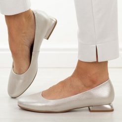 Srebrne skórzane czółenka damskie M.Daszyński Ol51-1. Szare czółenka M.Daszyński, na jesień, bez wzorów, z jeansu, casualowe, z okrągłym noskiem, bez obcasa, na obcasie, bez zapięcia. Za 219.00 zł.