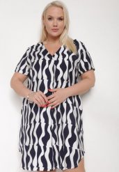 Granatowo-Biała Rozkloszowana Sukienka z Dekoltem w Serek Vikisora. Niebieskie sukienki Born2be, xl, bez wzorów, z materiału, bez kołnierzyka, bez ramiączek, midi, rozkloszowane. Za 109.99 zł.