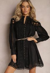 Czarna Koszulowa Sukienka Mini z Paskiem Zdobiona Koronką Organdi. Czarne sukienki Renee, m, z aplikacjami, z koronki, bez kołnierzyka, bez ramiączek, mini, koszulowe. W wyprzedaży za 146.99 zł.