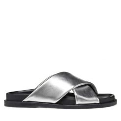 Klapki Geox. Szare klapki Geox, bez wzorów, bez obcasa, bez zapięcia. Za 469.99 zł.