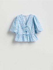 Bluzka w serca - jasnoniebieski. Niebieskie bluzki Reserved, l, bez wzorów, z bawełny, bez kołnierzyka, bez ramiączek. Za 99.99 zł.