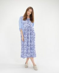 Wzorzysta krepowana sukienka. Niebieskie sukienki Unisono, l, bez wzorów, z tkaniny, bez kołnierzyka, bez ramiączek, midi. Za 249.00 zł.