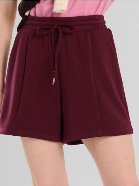 Szorty dresowe z wiązaniem soft touch - bordowy. Czerwone szorty sportowe Sinsay, bez wzorów, z dresówki. Za 35.99 zł.