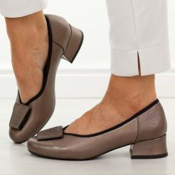 Brązowe czółenka damskie na obcasie M.Daszyński Sa279-1. Brązowe czółenka M.Daszyński, na lato, z aplikacjami, ze skóry, casualowe, z okrągłym noskiem, bez obcasa, na obcasie, bez zapięcia. W wyprzedaży za 179.10 zł.