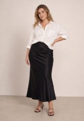 Czarna Satynowa Spódnica o Rozkloszowanym Kroju Dapsper. Czarne spódnice Born2be, na co dzień, xl, bez wzorów, z satyny, eleganckie, maxi, dopasowane. Za 139.99 zł.