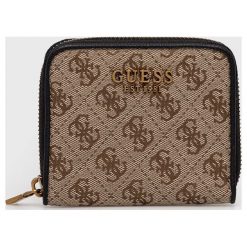 Guess portfel damski kolor beżowy. Brązowe portfele Guess, z aplikacjami, z materiału. W wyprzedaży za 154.99 zł.