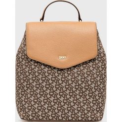 Dkny plecak R22KFS57 damski kolor beżowy duży wzorzysty. Brązowe plecaki DKNY, bez wzorów, do ręki, bez dodatków. Za 1,549.90 zł.