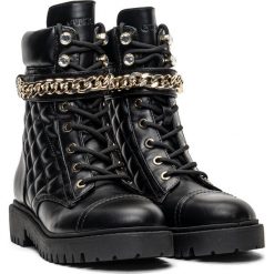 Botki damskie czarne Guess Odyssa. Czarne botki Guess, z aplikacjami, ze skóry, klasyczne, bez obcasa, bez zapięcia. Za 399.90 zł.