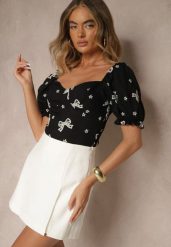 Czarna Bluzka w Hafty-Kokardki z Bufkami w Ramionach Efravina. Czarne bluzki Renee, l, z aplikacjami, z jeansu, eleganckie, bez kołnierzyka, bez ramiączek. W wyprzedaży za 55.99 zł.