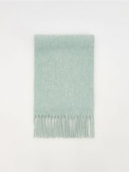 Szalik z frędzlami - jasnozielony. Zielone szaliki i kominy Reserved, bez wzorów. W wyprzedaży za 25.99 zł.