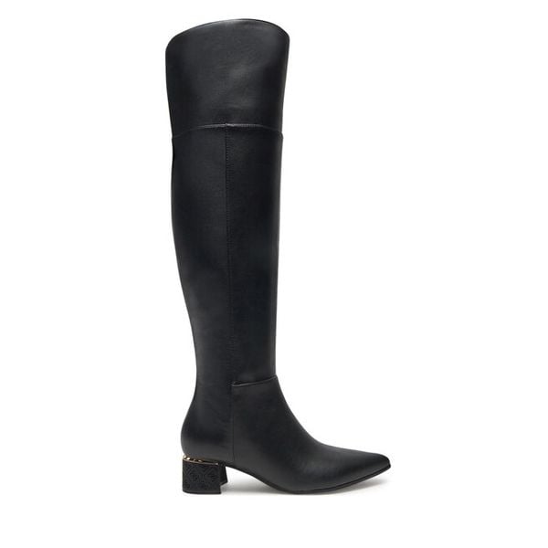 Kozaki Guess. Czarne kozaki Guess, z aplikacjami, bez obcasa, na słupku, bez zapięcia. Za 569.99 zł.