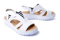 RIEKER V44Y5-80 white, sandały damskie. Białe sandały Rieker, bez wzorów, bez obcasa, na koturnie, bez zapięcia. Za 299.90 zł.