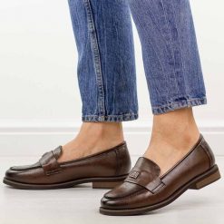 Czekoladowe skórzane mokasyny damskie Potocki 19465. Brązowe mokasyny POTOCKI, z aplikacjami, z jeansu, z okrągłym noskiem. Za 229.00 zł.
