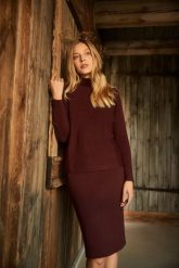 Sweter typu nietoperz z golfem. Swetry MOODO, l, bez wzorów, z poliamidu, bez ramiączek. W wyprzedaży za 55.99 zł.