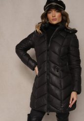 Czarna Taliowana Kurtka Pikowana z Kapturem Ocieplana Futrem Emillora. Czarne kurtki Renee, l, bez wzorów, z futra, eleganckie, z kapturem. Za 129.99 zł.