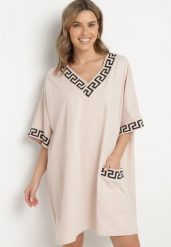 Różowa Bawełniana Sukienka o Pudełkowym Kroju z Dekoltem w Serek Amosa. Czerwone sukienki Born2be, na co dzień, plus size, z aplikacjami, z bawełny, eleganckie, bez kołnierzyka, plus size, bez ramiączek, mini. Za 89.99 zł.