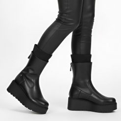 Botki damskie Maciejka, na grubej platformie skórzana licowa cholewka za kostkę i zapinane na zamek, czarne, A7161-01-00-7. Czarne botki Maciejka, bez wzorów, ze skóry, eleganckie, za kostkę, bez obcasa, na platformie, bez zapięcia. Za 259.00 zł.