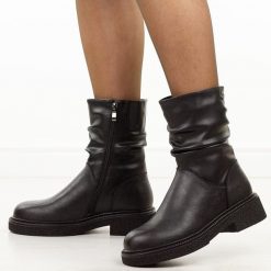 Czarne skórzane botki damskie Cambell 60316. Czarne botki Cambell, bez wzorów, z jeansu, casualowe, z okrągłym noskiem, bez obcasa, na płaskiej podeszwie, bez zapięcia. W wyprzedaży za 279.65 zł.