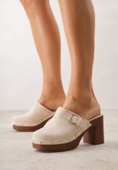 Beżowe Klapki na Obcasie Typu Chodaki Ozdobione Nitami i Klamrami Herminna. Brązowe klapki Born2be, bez wzorów, z jeansu, eleganckie, bez obcasa, na obcasie, bez zapięcia. Za 129.99 zł.