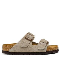 Klapki Birkenstock. Brązowe klapki Birkenstock, bez wzorów, bez obcasa, bez zapięcia. Za 599.99 zł.
