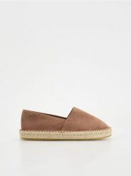 Zamszowe espadryle - pastelowy róż. Czerwone espadryle Reserved, bez wzorów, ze skóry, bez obcasa. W wyprzedaży za 99.99 zł.
