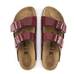 Klapki damskie Birkenstock Arizona. Czerwone klapki Birkenstock, bez wzorów, z materiału, bez obcasa, bez zapięcia. Za 287.00 zł.