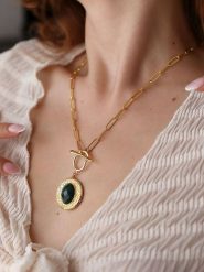 L'Atelier de Gaia Pozłacany naszyjnik z zawieszką - dł. 47 cm rozmiar: onesize. Zielone naszyjniki L'Atelier de Gaia, z materiału, z agatem, pozłacane. Za 87.61 zł.