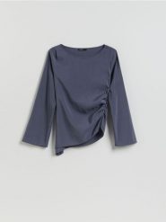 Bluzka z asymetrycznym dołem - szary. Szare bluzki Reserved, l, bez wzorów, z tkaniny, z asymetrycznym kołnierzem, bez ramiączek. Za 109.99 zł.