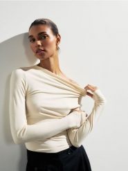 Bluzka z ozdobnym marszczeniem - kremowy. Białe bluzki Reserved, l, bez wzorów, z dzianiny, bez kołnierzyka, bez ramiączek. Za 79.99 zł.