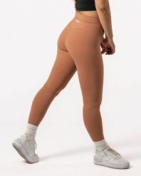 Damskie legginsy 7/8 na jogę i pilates, bez przedniego szwu – karmelowy. Brązowe legginsy AESTHETIC WOLF, bez wzorów, z dzianiny. Za 149.99 zł.