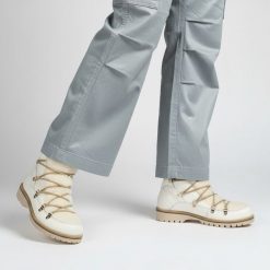 Botki damskie Kampa, cholewka ze skóry naturalnej wnętrze ocieplane i sznurowane, białe, Z652-444-510. Białe botki KAMPA, bez wzorów, ze skóry, eleganckie, bez obcasa, bez zapięcia. Za 339.00 zł.