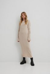 Wełniana sukienka maxi w kolorze CLASSIC BEIGE - SILMA-XS/S. Brązowe sukienki Marsala, na co dzień, s, bez wzorów, z kaszmiru, bez kołnierzyka, bez ramiączek, maxi. W wyprzedaży za 265.93 zł.