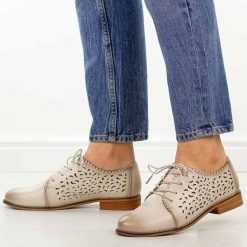Beżowe ażurowe skórzane półbuty damskie Cambell 19386. Brązowe półbuty wsuwane Cambell, na lato, w ażurowe wzory, z jeansu, biznesowe, z okrągłym noskiem, bez obcasa, na obcasie. Za 239.00 zł.