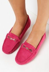 Fuksjowe Mokasyny z Imitacji Zamszu z Metalową Ozdobą Gelalline. Czerwone mokasyny Born2be, z aplikacjami, z jeansu. Za 69.99 zł.