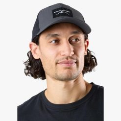 Czapka z daszkiem hiking unisex Swedemount Lofoten Trucker Cap II. Czarne czapki z daszkiem SWEDEMOUNT, bez wzorów, sportowe. Za 79.99 zł.