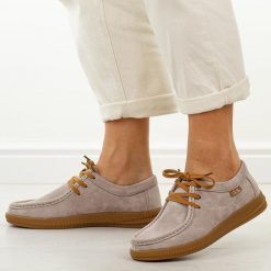 C.Beżowe tp skórzane mokasyny damskie T.Sokolski w26-214. Brązowe mokasyny Sokolski, bez wzorów, z jeansu, z okrągłym noskiem. W wyprzedaży za 224.10 zł.