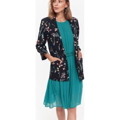 ŻAKIET DAMSKI, LUŹNY, Z RĘKAWEM 3/4, W KWIATY. Czarne marynarki i żakiety TOP SECRET, bez wzorów, eleganckie, bez ramiączek. W wyprzedaży za 159.99 zł.