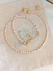 Atelier MIU Pozłacany naszyjnik z elementami ozdobnymi - dł. 42 cm rozmiar: onesize. Różowe naszyjniki atelier MIU, z materiału, pozłacane. Za 70.24 zł.