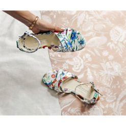Sandały na miękkiej podeszwie - skóra naturalna - model 370 - kolor kwiatek (37). Białe sandały Zapato, bez wzorów, z jeansu, boho, bez obcasa, na płaskiej podeszwie, bez zapięcia. W wyprzedaży za 269.10 zł.